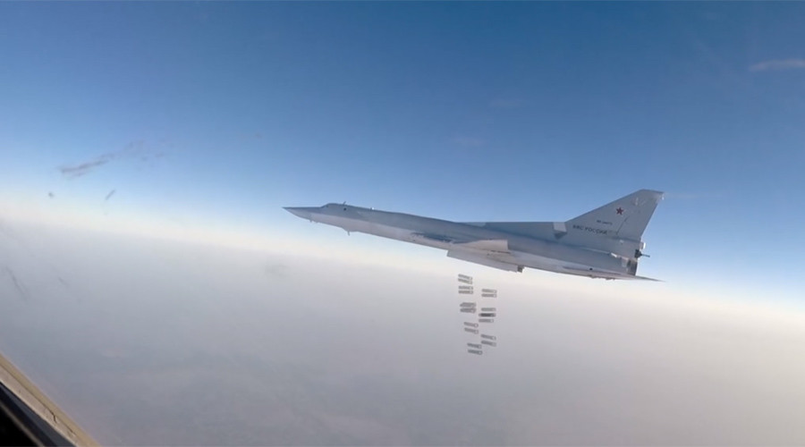 Máy bay ném bom Tu-22M3 của Nga ném bom tại Syria (Ảnh: RT)