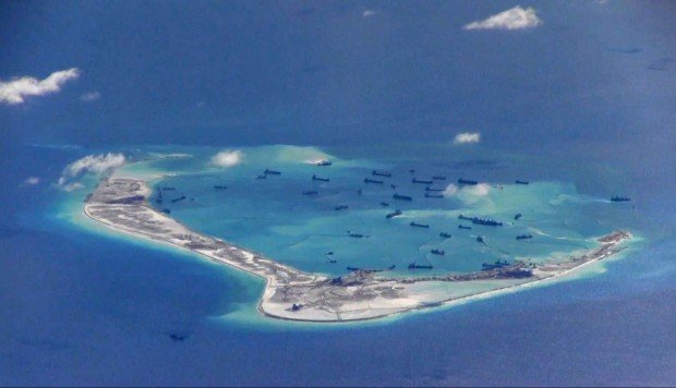 Các hành vi cải tạo bất hợp pháp của Trung Quốc ở đá Vành Khăn thuộc quần đảo Trường Sa của Việt Nam đã bị Không quân Mỹ chụp được hồi tháng 5-2015 - Ảnh: Reuters