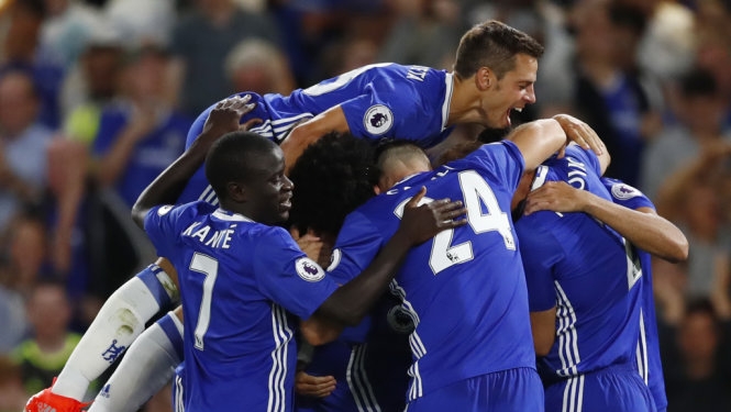  Niềm vui của các cầu thủ Chelsea sau khi Hazard mở tỉ số. Ảnh: Reuters