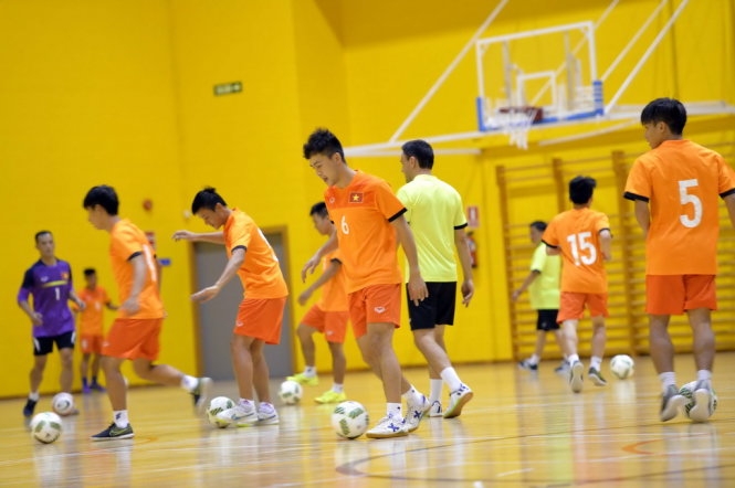 Các cầu thủ đội tuyển futsal VN tập luyện buổi đầu tiên tại Trung tâm thể thao tỉnh Granada. Ảnh: ANH TÚ