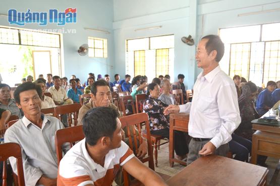 Người dân xã Bình Thuận (Bình Sơn) lắng nghe những thông tin về tình hình biển, đảo. 