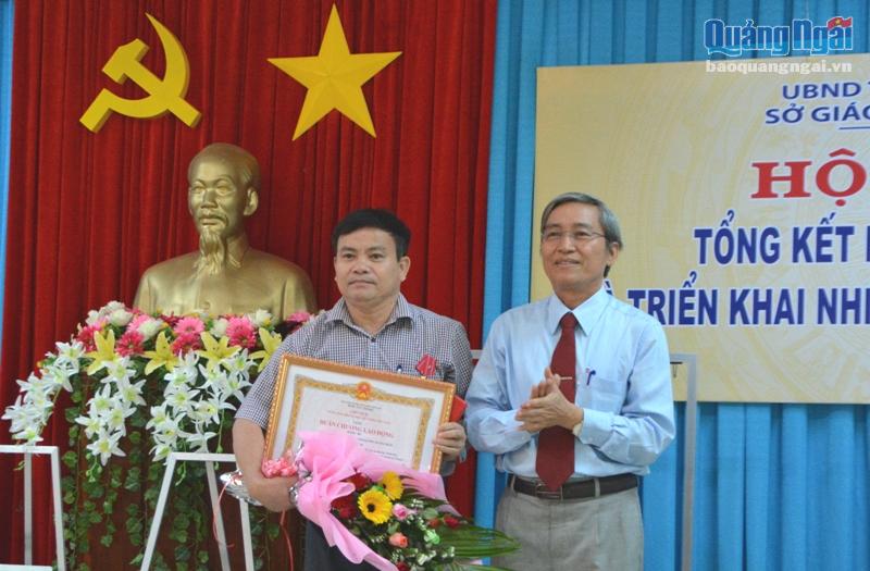 Đồng chí Lê Quang Thích- Ủy viên Ban Thường vụ Tỉnh ủy, Chủ tịch UBMTTQVN tỉnh trao Huân chương Lao động hạng Ba cho đại diện lãnh đạo Phòng GD&ĐT TP. Quảng Ngãi.