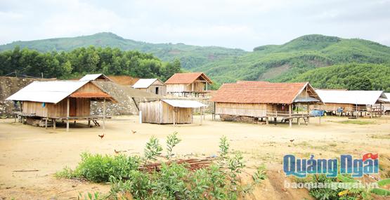 Một góc khu tái định cư Gò Rủ (thôn Nước Giáp, xã Ba Khâm, huyện Ba Tơ) bị cắt giảm một số hạng mục do không được điều chỉnh tăng vốn.