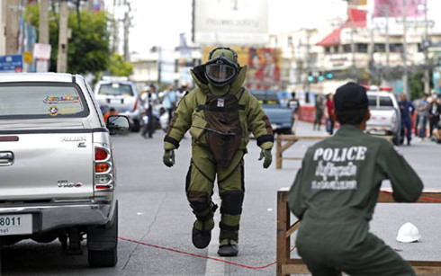 Lực lượng rà phá bom mìn Thái Lan làm việc tại Hua Hin sáng 12/8. (Ảnh: EPA)