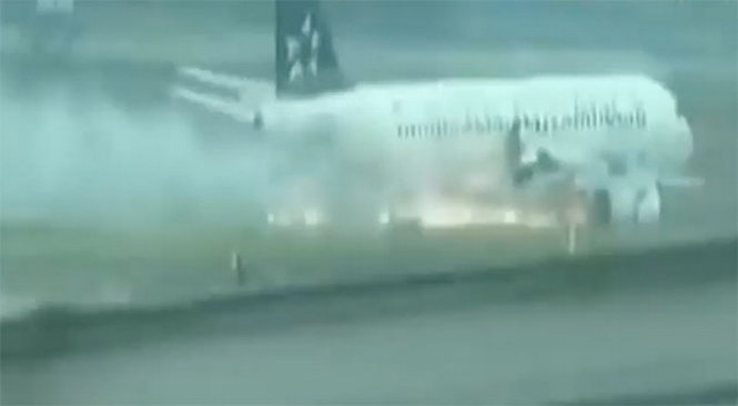  Chiếc máy bay hạ cánh với động cơ bị cháy - Ảnh chụp từ clip
