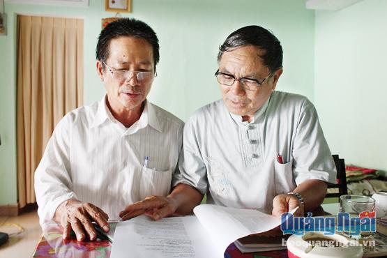 Ông Vũ Duy Bình và Nguyễn Thực đang bàn bạc chuẩn bị thành lập Câu lạc bộ văn nghệ dân gian xã Bình Thạnh.