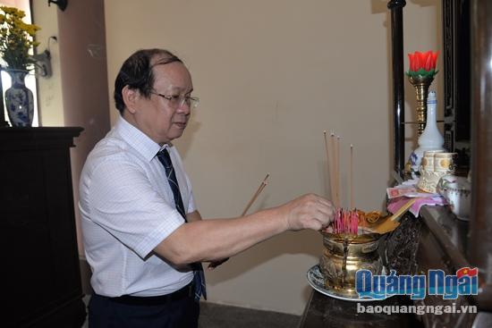 Phó Bí thư Thường trực Tỉnh ủy Nguyễn Thanh Quang dâng hương tại đền thờ Trương Định