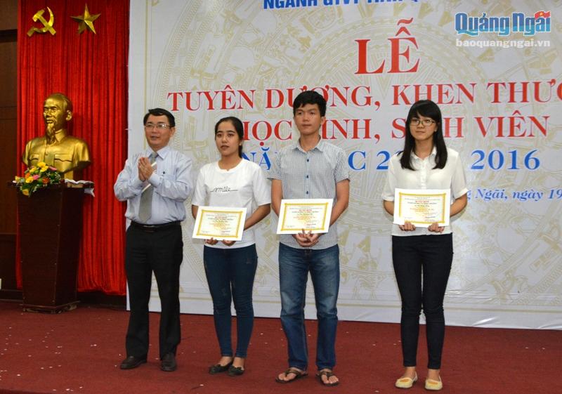 Đại diện lãnh đạo Sở GTVT trao thưởng cho các sinh viên đạt thành tích cao trong học tập.