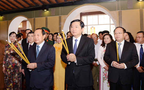 Bí thư Thành ủy TPHCM Đinh La Thăng cùng các đồng chí lãnh đạo TPHCM dâng hương tại Bảo tàng Tôn Đức Thắng. Ảnh: Việt Dũng