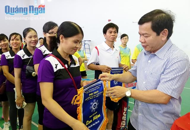 Phó Chủ tịch UBND tỉnh Đặng Văn Minh tặng cờ lưu niệm cho các đơn vị tham gia hội thao