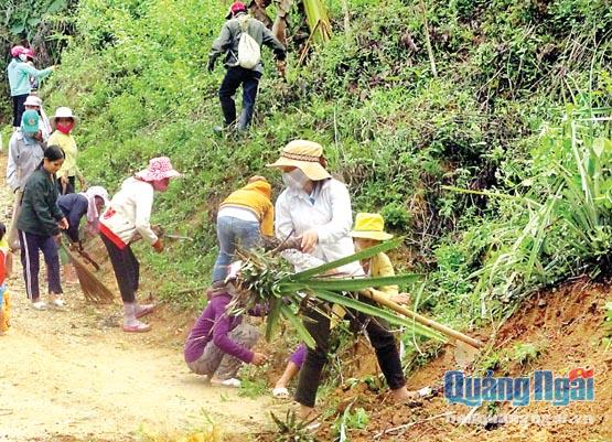 Hội viên phụ nữ huyện Tây Trà tham gia dọn vệ sinh ở các đoạn đường tự quản.