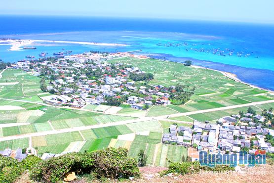  Đảo Lý Sơn, nơi diễn ra hội thảo, không chỉ là hòn đảo phát triển mạnh kinh tế biển, mà còn có ý nghĩa đặc biệt về quốc phòng - an ninh.                                                                  Ảnh: Ý THU