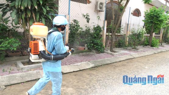 Cán bộ y tế dự phòngTP.Quảng Ngãi phun hóa chất diệt muỗi tại các khu dân cư.
