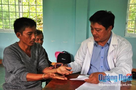 Người dân thôn Làng Chai được khám sàng lọc và cấp thuốc để nâng cao thể trạng sức khỏe
