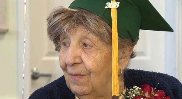 Cụ bà Clare Picciuto đã nhận được tấm bằng phổ thông mà mình đã chờ đợi hơn 80 năm