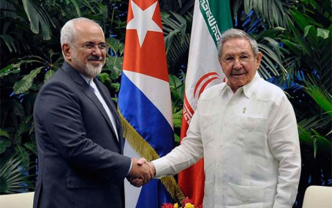 Ngoại trưởng Iran Zarif (trái) gặp Chủ tịch Cuba Raul Castro. Ảnh Estudio Revolución