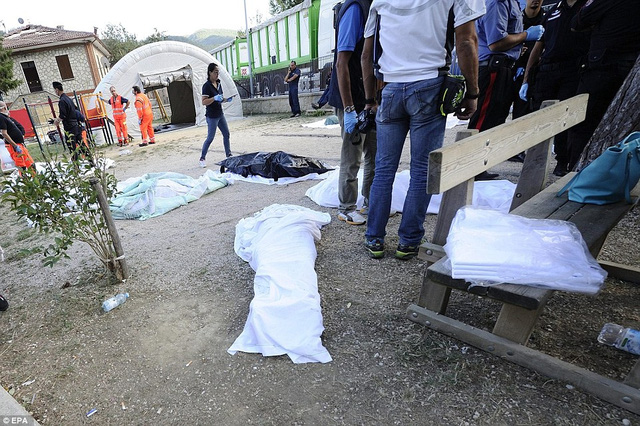   Các thi thể nạn nhân tại thị trấn Pescara del Tronto.