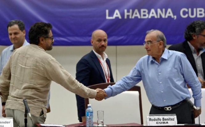 Đại diện chính phủ Colombia (phải) và đại diện FARC bắt tay tại Havana - Ảnh: AFP
