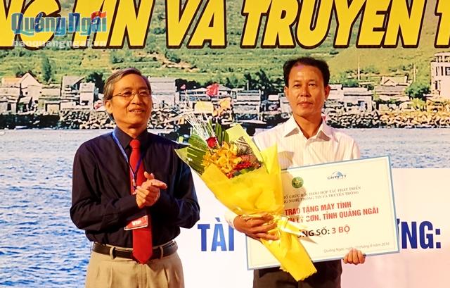 Ban Tổ chức trao tặng máy tính cho các trường trên địa bàn huyện Lý Sơn