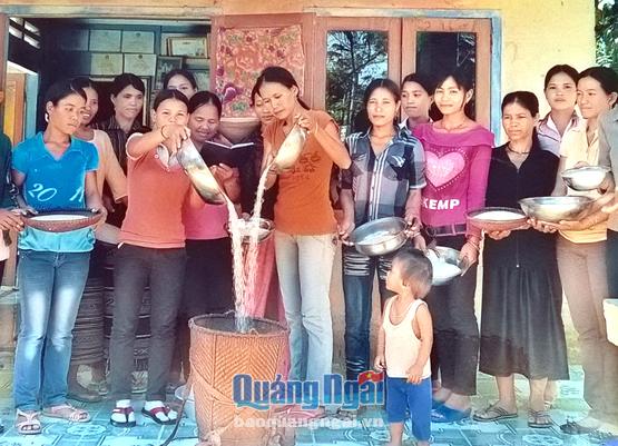  Chi hội phụ nữ thôn Krầy, xã Ba Tiêu thực hiện mô hình hũ gạo tiết kiệm.