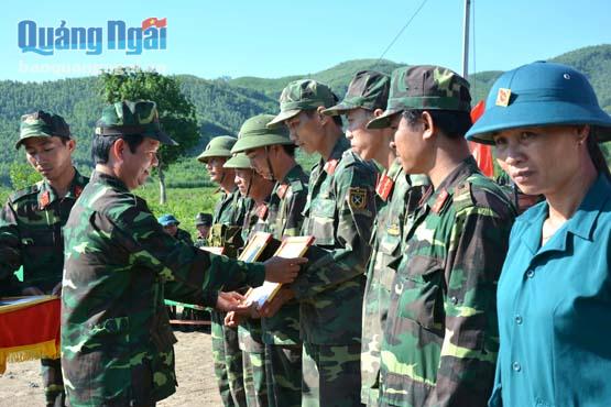 Chủ tịch UBND huyện Mộ Đức Phạm Thanh Tùng trao thưởng cho các tập thể, cá nhân hoàn thành xuất sắc nhiệm vụ trong đợt diễn tập khu vực phòng thủ năm 2016.