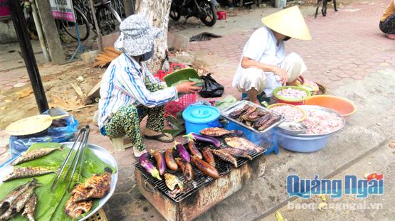 Một điểm bán đồ ăn chín không được che chắn, nằm cạnh nơi bán đồ sống tại vỉa hè đường Nguyễn Chánh, phường Trần Phú (TP.Quảng Ngãi).