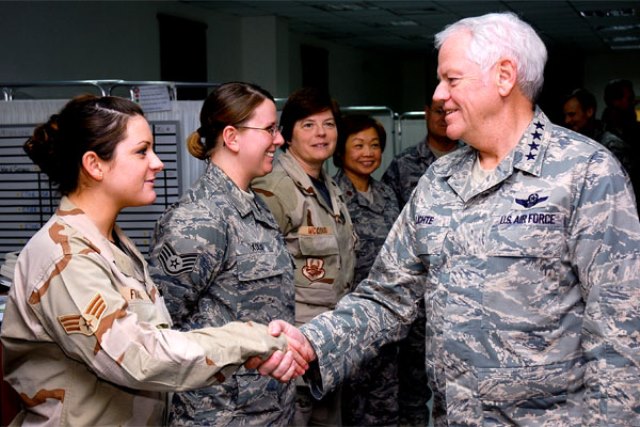 Đại tướng Lichte chúc mừng các quân nhân ở một căn cứ không quân tháng 1/2008. Ảnh: US Air Force
