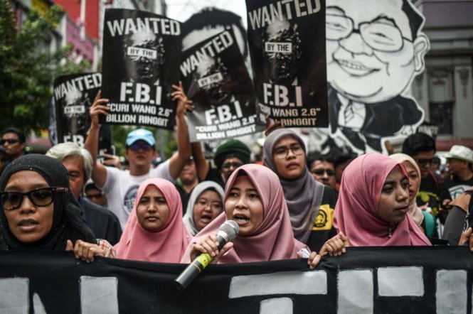 Nhiều nữ sinh viên đi đầu trong cuộc biểu tình ngày 27-8 - Ảnh: AFP