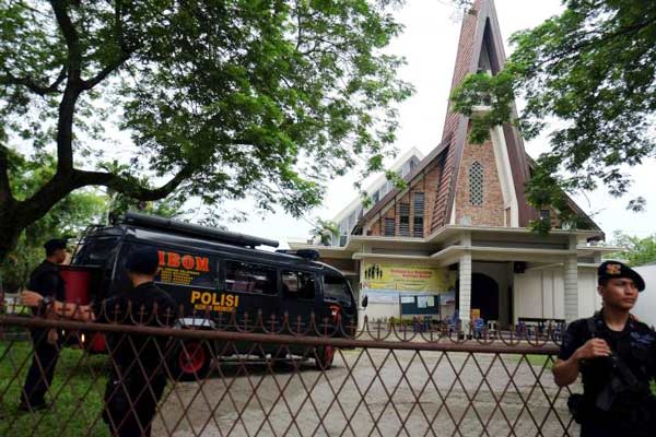 Cảnh sát phong tỏa nhà thờ St Joseph tại Jl. Dr Mansyur ở Medan, Bắc Sumatra, ngày 28-8-2016. Ảnh: Antara