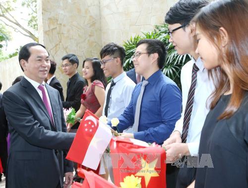 Sinh viên Việt Nam tại Singapore chào đón Chủ tịch nước Trần Đại Quang và Phu nhân tại khách sạn Shangri-La. Ảnh: TTXVN