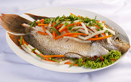  Cá rất giàu acid béo omega-3 có thể giúp giảm cholesterol rất tốt cho người bệnh sau phẫu thuật tim, nhưng nên ăn cá hấp kèm rau củ, không ăn cá chiên.