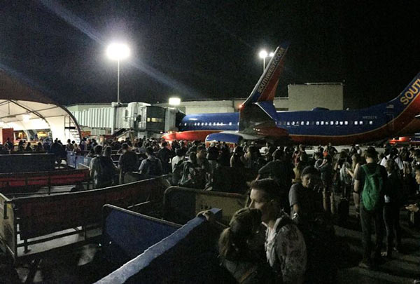  Hàng trăm hành khách được sơ tán từ nhà ga ra đường băng sân bay quốc tế Los Angeles, California, Mỹ, đêm 28-8-2016. Ảnh: Twitter