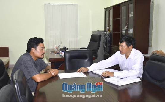Nhân viên Công ty Bảo hiểm Bảo Minh Quảng Ngãi  hướng dẫn ngư dân hoàn thành hồ sơ chi trả bồi thường.