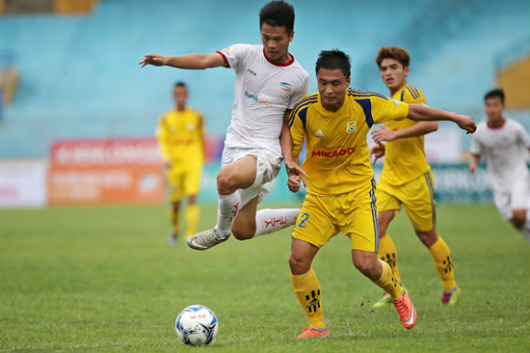Viettel (áo trắng) hạ quyết tâm đánh bại Nam Định trong trận play-off 2 vào chiều 31-8