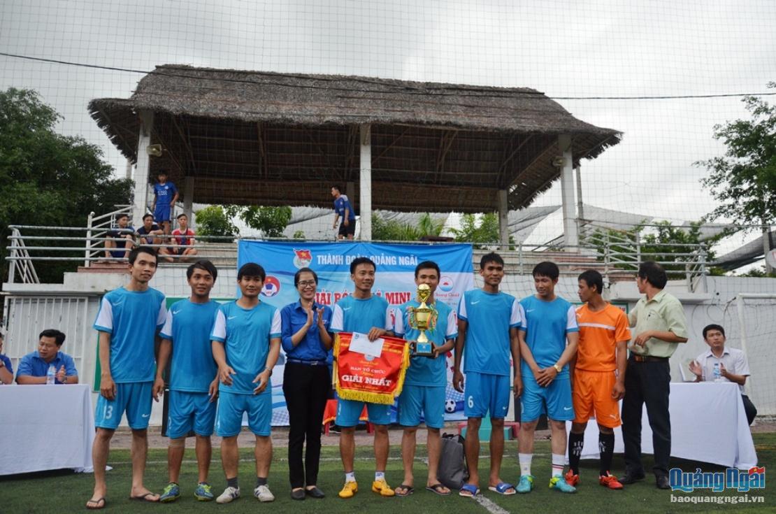 Ban tổ chức trao cúp cho nhà vô địch.