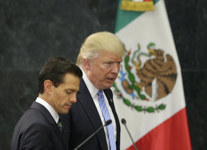 Donald Trump và Tổng thống Mexico Pena Nieto xuất hiện trong buổi họp báo ngày 31-8 tại Mexico City - Ảnh: Reuters