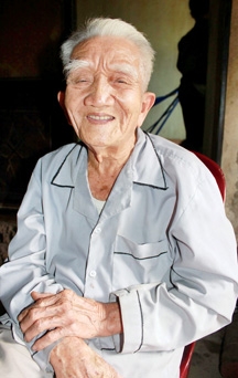 Cụ Huỳnh Văn Thanh, người thợ rèn của quân du kích.   ẢNH: CẨM THƯ