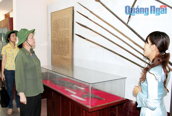  Giáo mác do xưởng rèn của ông Huỳnh Văn Thanh cung cấp cho Đội du kích Ba Tơ được trưng bày tại Bảo tàng Ba Tơ.                                                                     ẢNH: ht