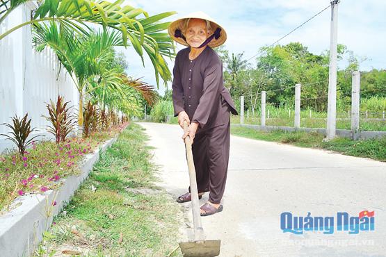  Bà Mai đã tự nguyện xẻ đôi vườn nhà, nhường đất cho đường bê tông đi qua.