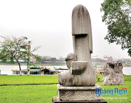 Tác phẩm điêu khắc “Khúc ru” chất liệu đá, đặt tại bờ sông Hương- TP. Huế (năm 2000) của nhà điêu khắc Bùi Nam.                   Ảnh: T.L