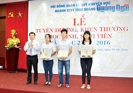 Ông Hà Hoàng Việt Phương - Giám đốc Sở GTVT trao thưởng cho các cháu là con cán bộ ngành GTVT có thành tích học tập tốt.
