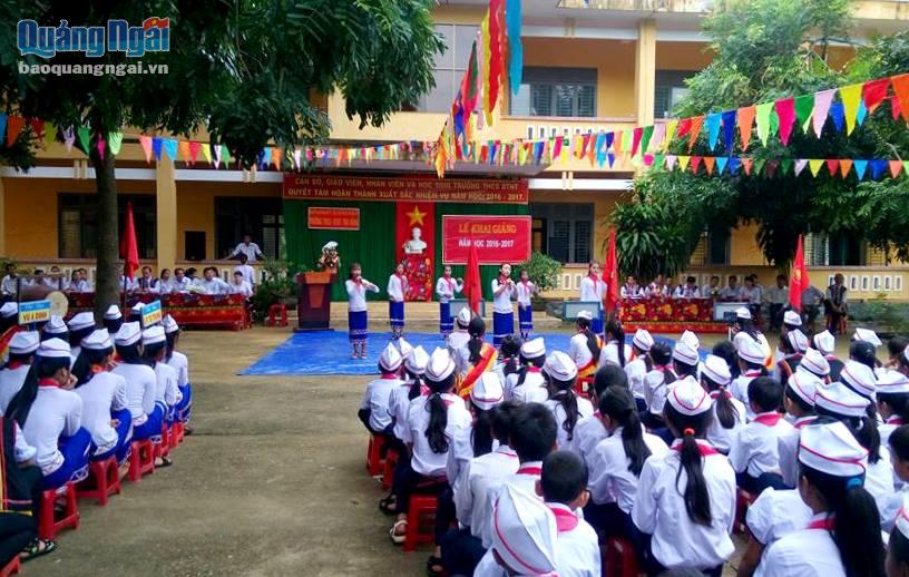 Học sinh vùng cao Trà Bồng nô nức đón chào năm học mới