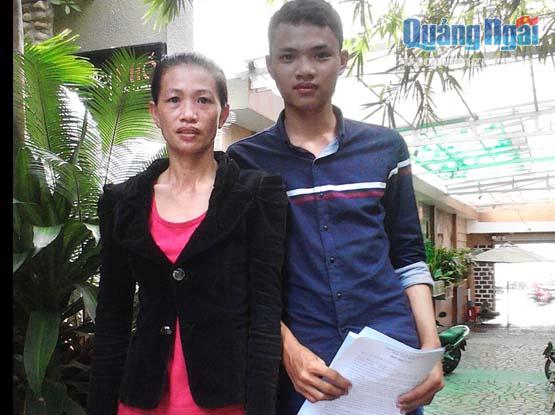 Phạm Huy Trãi cùng mẹ đi gửi đơn thỉnh cầu để được vào học Trường ĐH Cảnh sát nhân dân TP. HCM.