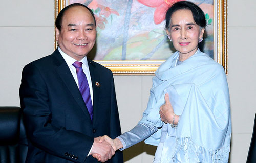 Thủ tướng Nguyễn Xuân Phúc và Cố vấn Nhà nước, Bộ trưởng Ngoại giao Myanmar Aung San Suu Kyi. Ảnh: VGP/Quang Hiếu