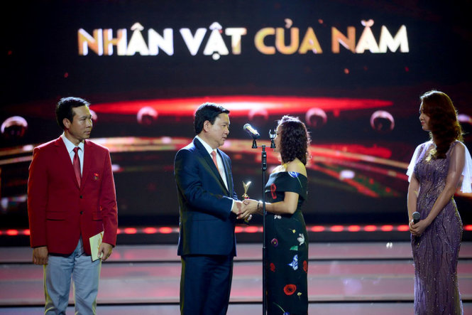 Bí thư Thành ủy TP.HCM Đinh La Thăng trao giải Nhân vật của năm cho cố nhạc sĩ Trần Lập (vợ nhạc sĩ Trần Lập nhận thay) trong lễ trao giải VTV Awards 2016 tối 7-9 - Ảnh: QUANG ĐỊNH