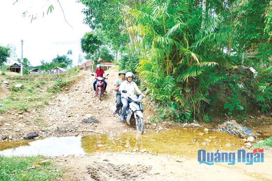 Hầu hết các tuyến đường ở thôn Gò Ôn đều bị “phá hỏng”, bởi dòng chảy của các con suối.