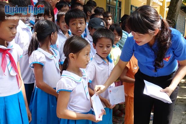 Chị Huỳnh Thị Sương- Phó Bí thư Tỉnh đoàn trao học bổng cho học sinh nghèo