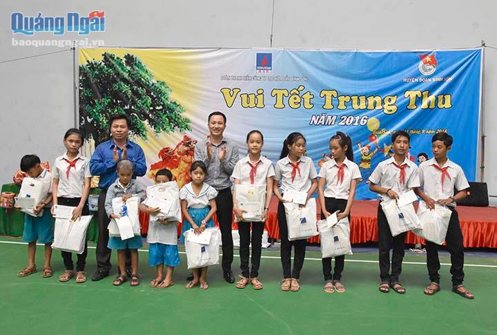 Anh Phạm Minh Nghĩa- Bí thư Đoàn BSR và Nguyện Hoàng Hiệp- Phó Bí thư Tỉnh đoàn Quảng Ngãi trao học bổng cho các em học sinh nghèo