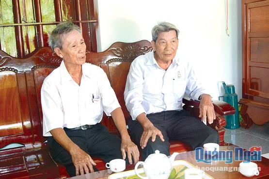 Ông Nguyễn Chiêu (bên trái) trò chuyện cùng người cao tuổi trong thôn.