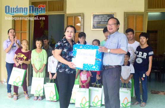 Giám đốc Sở LĐ-TB&XH trao quà Trung thu cho Trung tâm Bảo trợ xã hội tỉnh. Ảnh: X.H